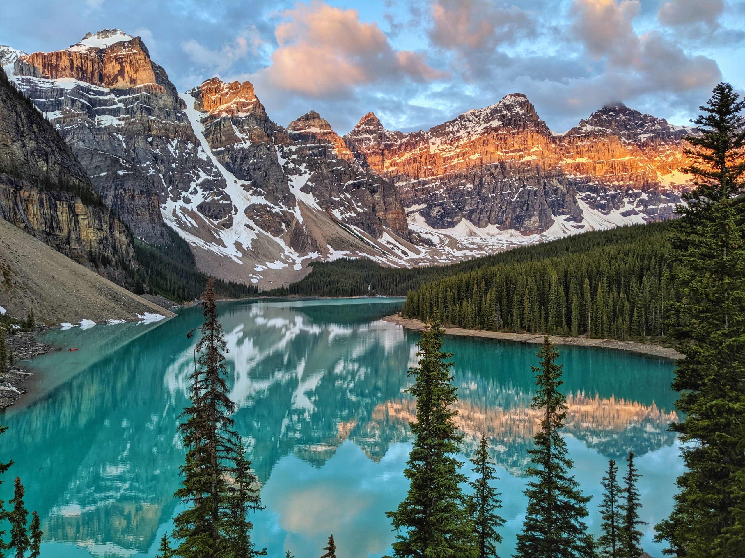 Photo of mountains and a blue lake in Banff Park.