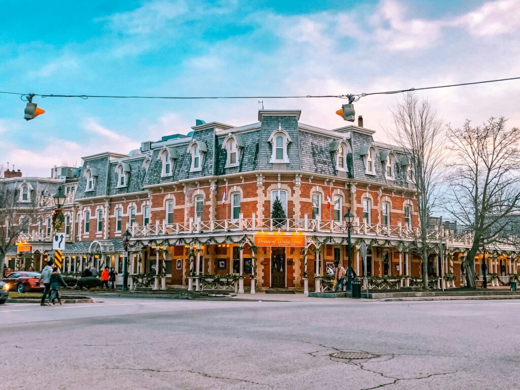 Photo of a hotel in Niagara on the lake in one of the prettiest towns in Ontario