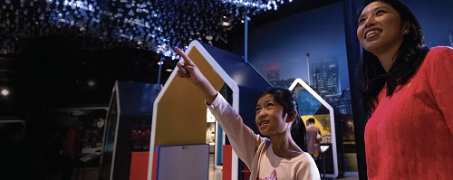 Photo of a mother and child at Ingenium's Canada Science and Technology Museum.