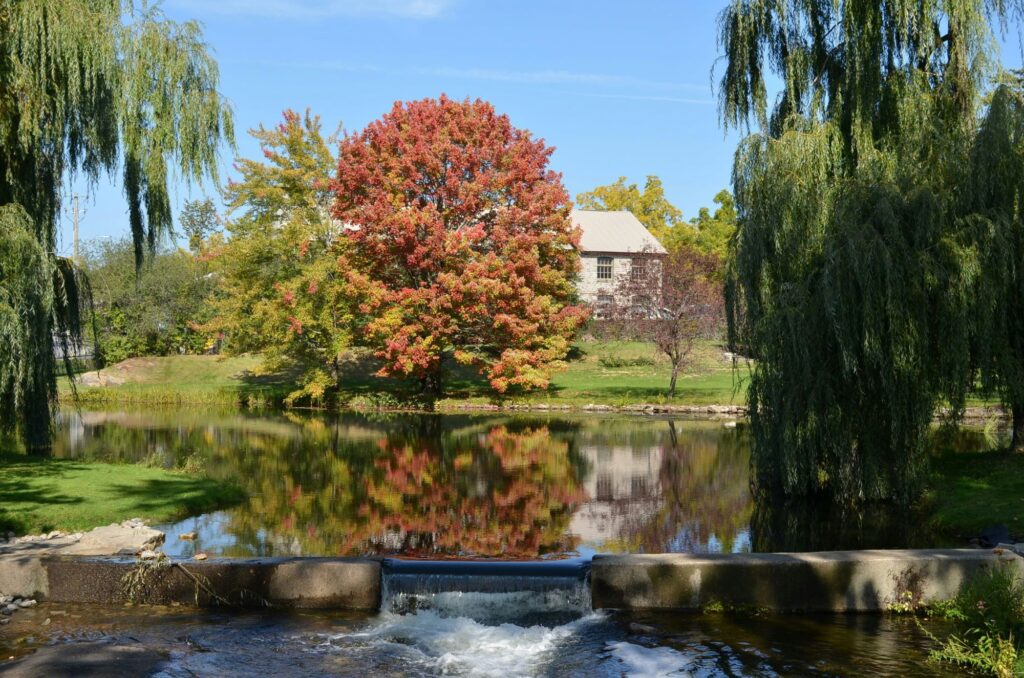 Photo of a building and pond in Perth, Ontario