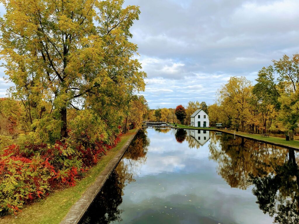 Photo of a building and waterway in Merrickville, Ontario